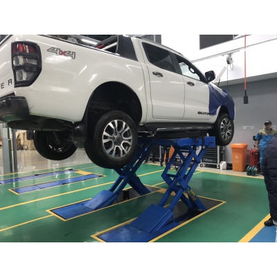 Cầu nâng cắt kéo nâng bụng loại 3.5 tấn, (màu xanh RAL5002) Có tay cầu SUV Model SL-568-SA Thương hiệu CARLEO